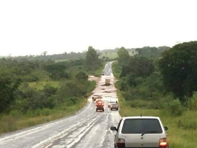 Motoristas se arriscam passando por trecho onde rio transbordou na MS-475
