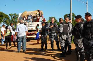 Sem-teto foram pegos de surpresa pela manhã com chegada de oficial de Justiça com apoio de tropa de elite da PM. (Foto: Simão Nogueira).