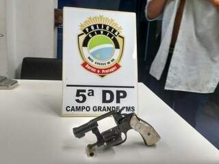 Revólver calibre 32 foi usado no atentado (Foto: Guilherme Henri)