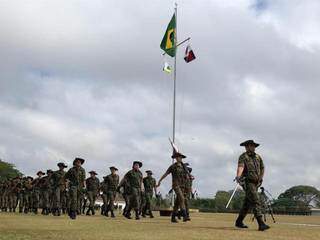 Regimentos militares desfilaram diante do comandante do Exército (Foto: Jones Mário)