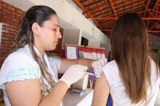 Mais de 12,5 mil estudantes já foram vacinadas. (Foto: PMCG)