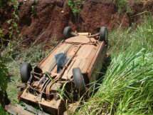  Carro capota, m&atilde;e &eacute; arremessada e beb&ecirc; de 7 meses sai sem ferimentos graves