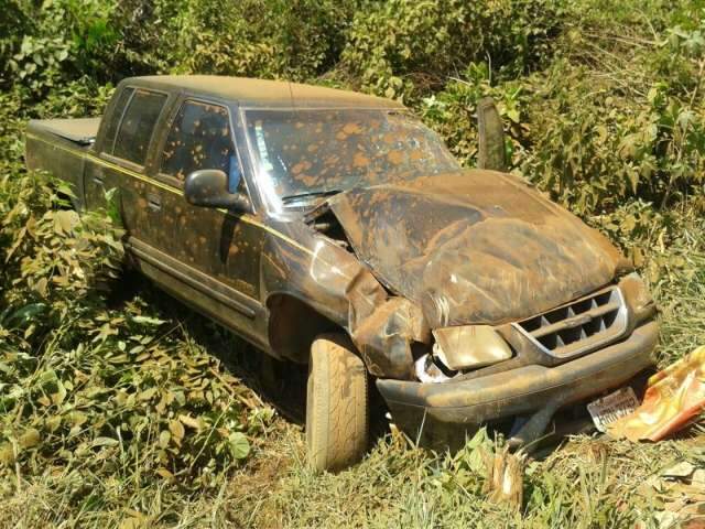 Pol&iacute;cia ca&ccedil;a no mato bandidos que capotaram S10 roubada na fuga
