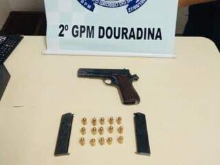 Pistola calibre 45 e munições que estavam com o suspeito. (Foto: DivulgaçãPM) 