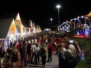 Movimentação na cidade cenográfica, no Natal do ano passado. (Foto: Divulgação) 