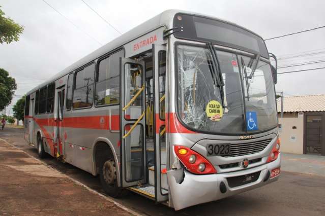 Homem furta &ocirc;nibus ao lado de terminal, colide em sem&aacute;foro e foge
