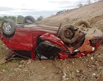 Carro fica destru&iacute;do ao sair da pista e capotar ap&oacute;s colis&atilde;o na BR-262
