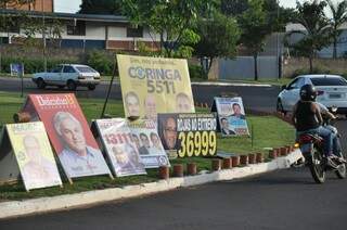 Candidatos apostam em cavaletes para conseguir o voto nos últimos dias de campanha (Foto: Marcelo Calazans)