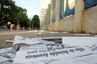 Jornais foram flagrados em três escolas (Foto: Marcos Ermínio)