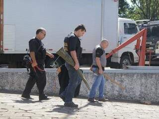 Policiais com malotes e armas chegando na PF nesta terça-feira (21). (Foto: André Bittar). 