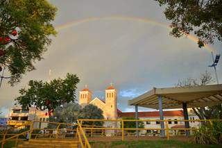 Arco-íris sobre a Catedral de Dourados (Foto: Eliel Oliveira)