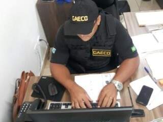 Agente do Gaeco durante busca e apreensão em uma das Agenfas (Agências Fazendárias) em fevereiro (Foto: Gaeco/Divulgação/Arquivo)