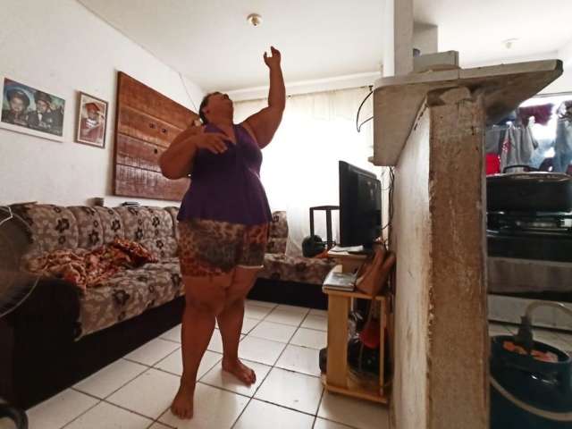 Com rachaduras da parede ao teto, moradores dizem que condom&iacute;nio pode desabar