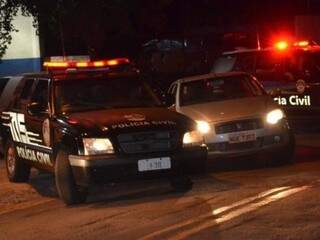 Viaturas da Polícia Civil durante operação na noite de ontem (Foto: Divulgação)