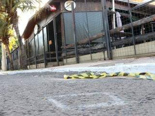 Crime aconteceu na calçada da Cachaçaria Brasil (Foto: Henrique Kawaminami)