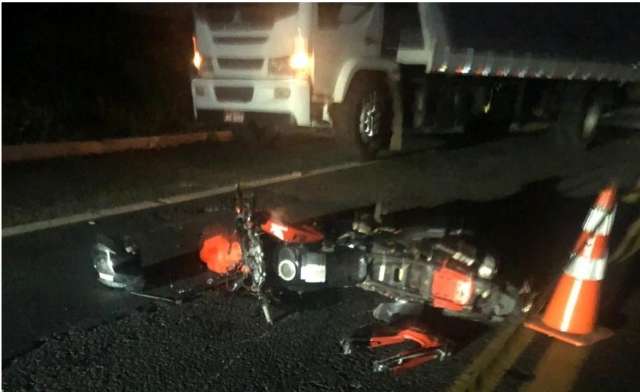Motociclista ultrapassa caminh&atilde;o, colide em micro-&ocirc;nibus e morre