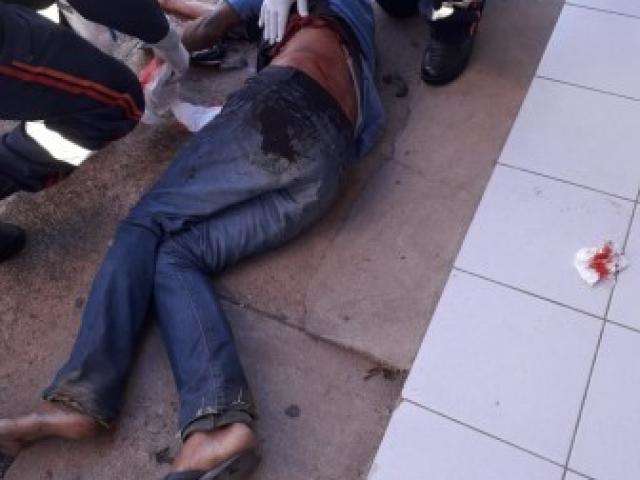 Homem pede socorro em delegacia ap&oacute;s ser esfaqueado em rua 