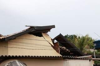Em razão da chuva, parte da estrutura da casa desabou na Vila Progresso (Foto: Henrique Kawaminami)
