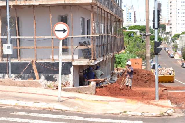 Cal&ccedil;ada vira &quot;canteiro de obras&quot; e atrapalha a passagem de pedestres