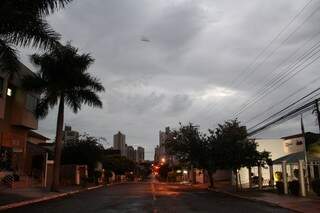 Garoa fina cai na Capital desde as primeiras horas do dia (Foto: Marcos Ermínio)
