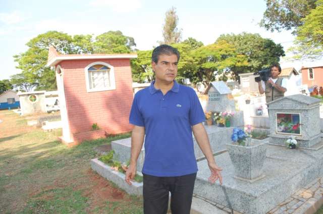 Prefeito faz vistoria nos cemit&eacute;rios municipais &agrave;s v&eacute;speras de Finados