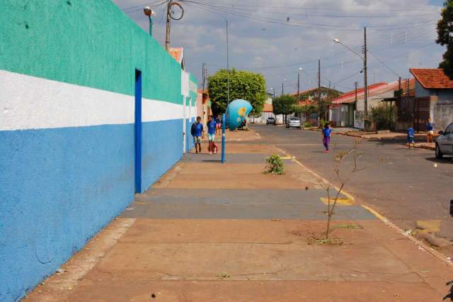  Trio assalta e agride estudante de 17 anos na sa&iacute;da de escola