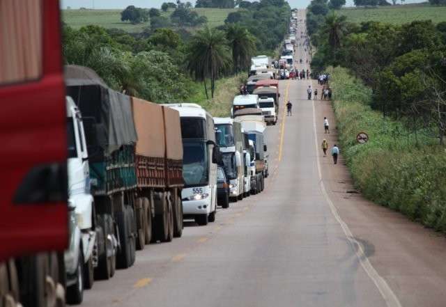 Carreta quebra e provoca congestionamento de 5 km na BR-163