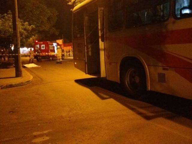 Jovem entra embaixo de &ocirc;nibus e morre ao ter cabe&ccedil;a esmagada por roda