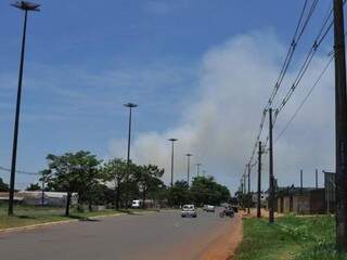 Fumaça alta dá para ser vista desde o Hospital Regional, na mesma avenida, antes do Pênfigo. (Foto: Alcides Neto)