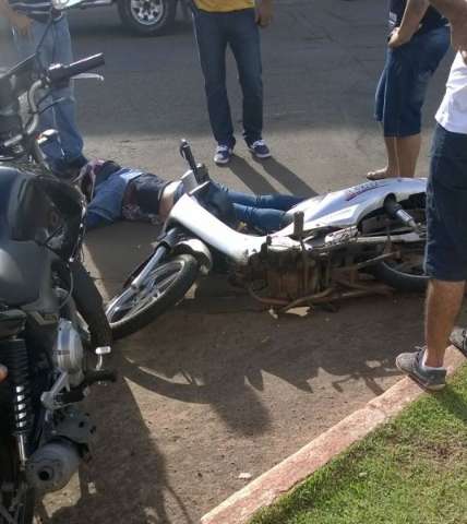 Ao mudar de faixa, Corolla colide em moto na Avenida Bandeirantes