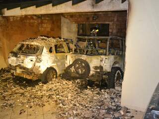 Fogo destruiu carros e mais da metade da casa que fica na rua Nelson Borges de Barros. (Foto: Nícholas Vasconcelos)