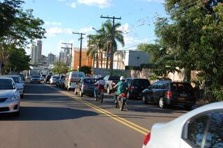Fila dupla em frente de escola em Campo Grande é problema antigo e trava o trânsito nos horários de pico. (foto: Pedro Peralta)
