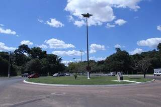 Acesso ao Parque dos Poderes pela Avenida Mato Grosso; local foi inaugurado em 1983. (Foto: Alan Nantes)