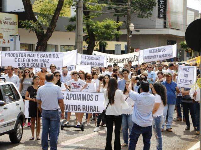 Produtores rurais marcham contra pris&otilde;es e pedem paz no campo