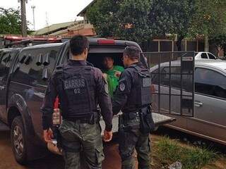 Policiais dos Garras colocando presos em viatura (Foto: Adilson Domingos)