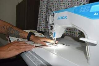 O investimento nas máquinas industriais foi recente, até ano passado Betho usava uma máquina de costura de mesa (Foto: Kimberly Teodoro)