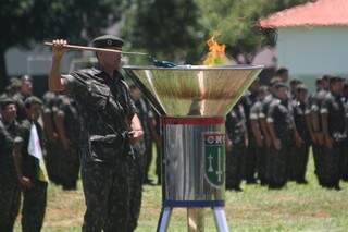 Incineração da bandeira é feita em ato simbólico, com bandeiras inservíveis (Foto: Marcos Ermínio) 