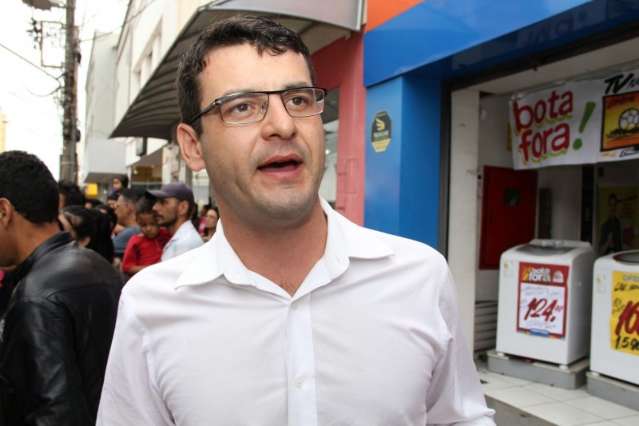 Apesar da chuva, descontos de 70% e shows levam multid&atilde;o ao Centro