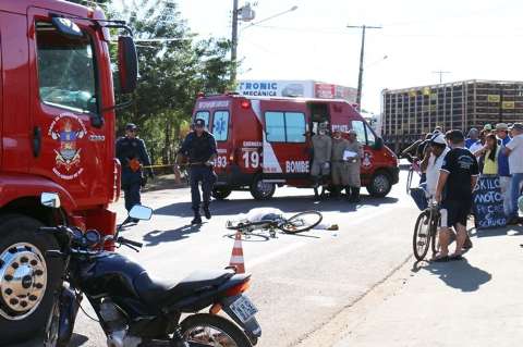 Ciclista de 57 anos morre em acidente com caminhão carregado