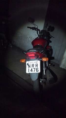 Com moto furtada, rapaz tenta fugir da pol&iacute;cia, &eacute; perseguido e acaba preso