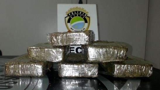 Pol&iacute;cia flagra adolescente tentando embarcar com  maconha em aeroporto