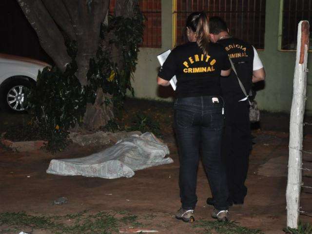 Em tarde de amea&ccedil;as, rapaz  mata o pai a facadas no Los Angeles