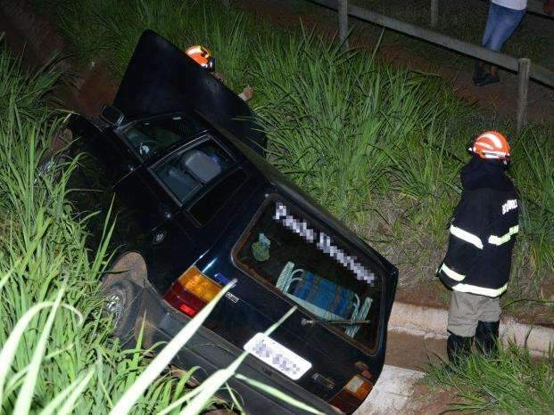 Condutor perde o controle de veículo e cai em barranco com mulher e criança