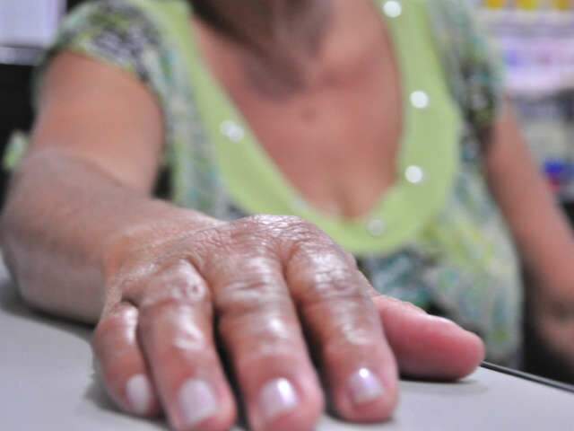  Ladr&otilde;es assaltam loja de tinta e fogem levando moto de funcion&aacute;rio 