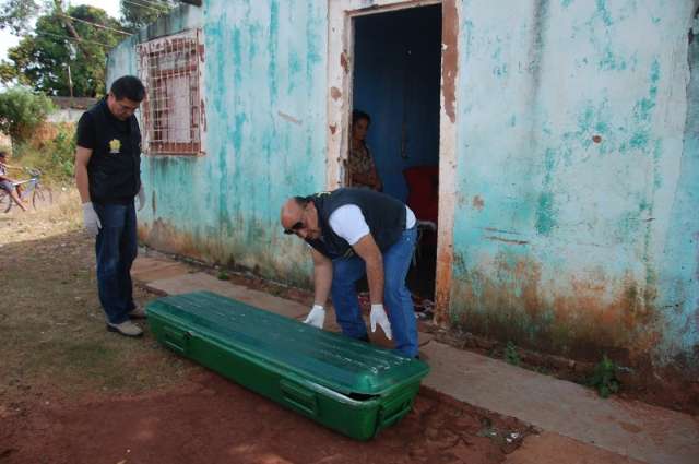 Mulher amanhece morta e pol&iacute;cia prende marido como suspeito 