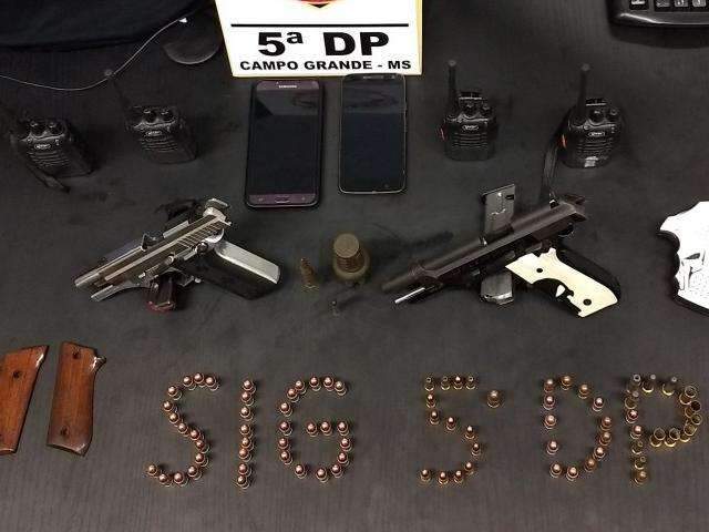 Suspeito de homic&iacute;dio &eacute; preso com armas e muni&ccedil;&otilde;es de uso restrito na Capital