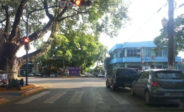 Desrespeitar leis de tr&acirc;nsito &eacute; quase uma regra no centro e nos bairros