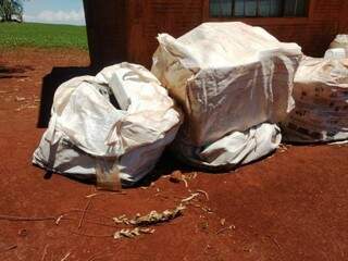 Embalagens foram encontrada a céu aberto em fazenda (Foto: Divulgação/PMA)