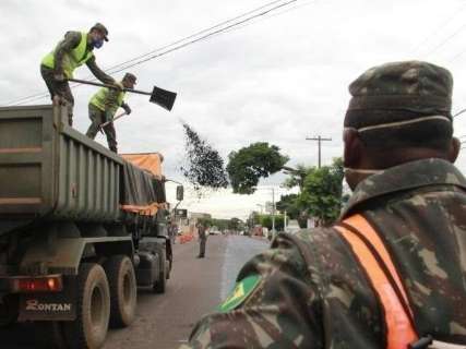 Implantação de drenagem fecha por 2 dias tráfego em rua na Vila Bandeirantes