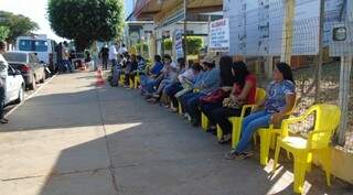 Moradores fazem fila à espera de atendimento na unidade móvel. (Foto:Divulgação) 